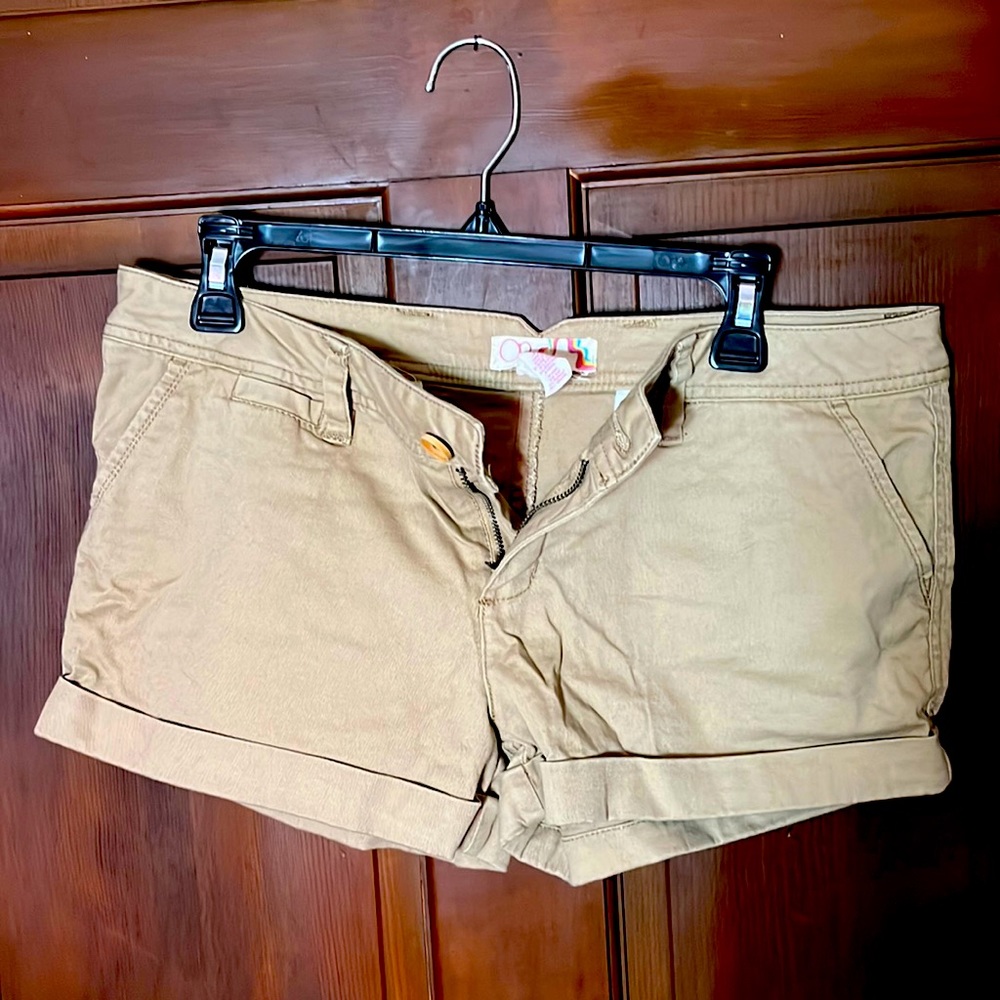 Size 11 OP khaki shorts 98% cotton with a little stretch to them. Very comfy.